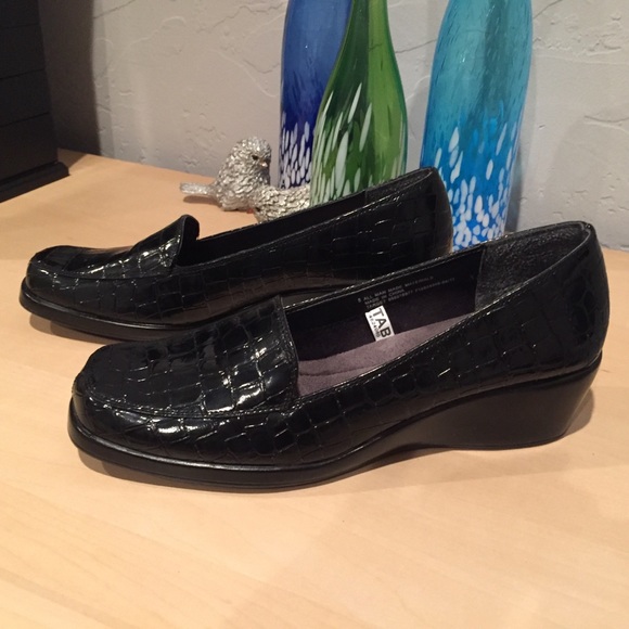 Black “alligator” patent loafer in EUC wedges - Picture 2 of 4